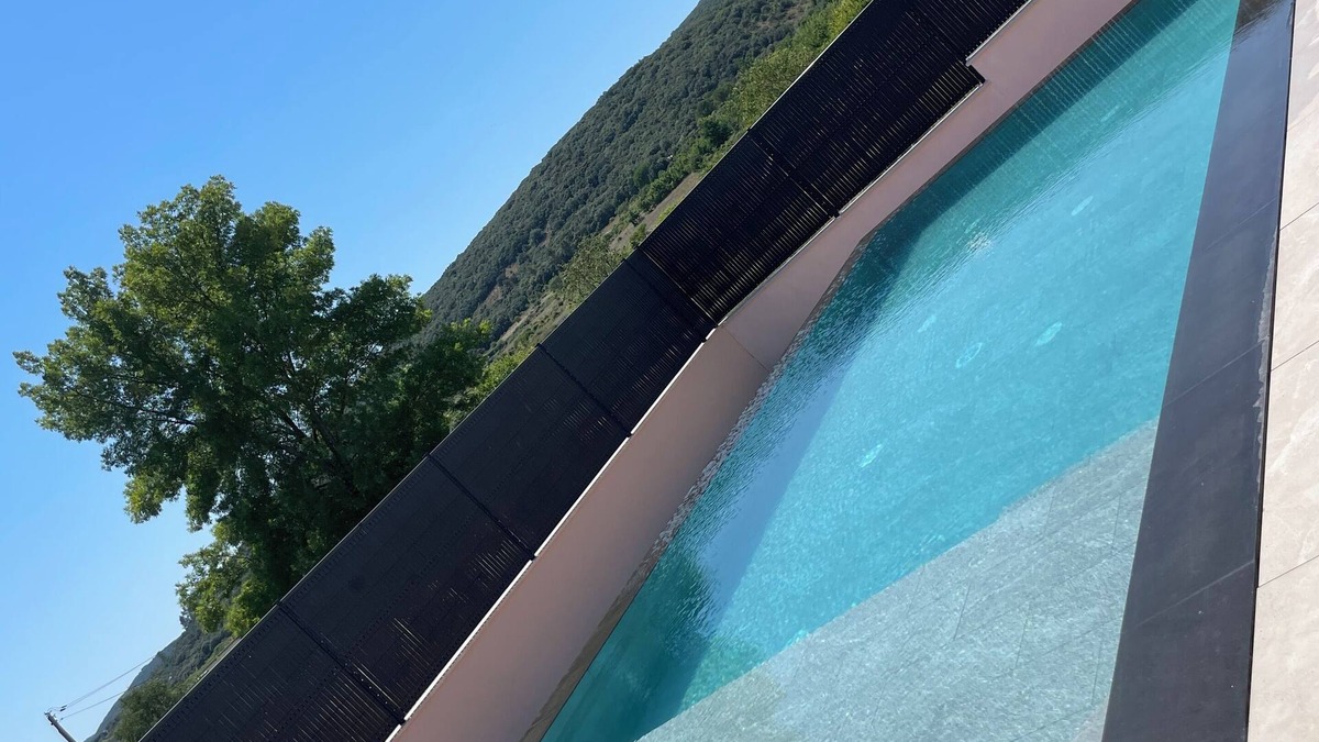 Montarnaud House | Magnificent villa swimming pool not overlooked