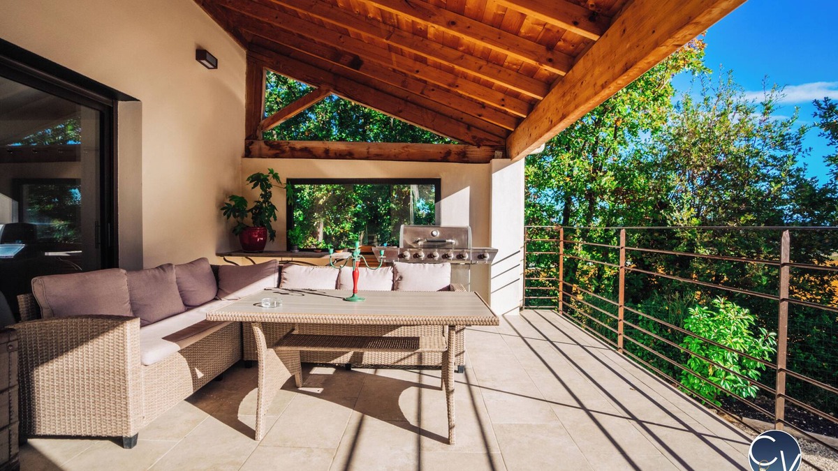 Orsan Villa | Magnificent Villa with Heated Pool near Avignon