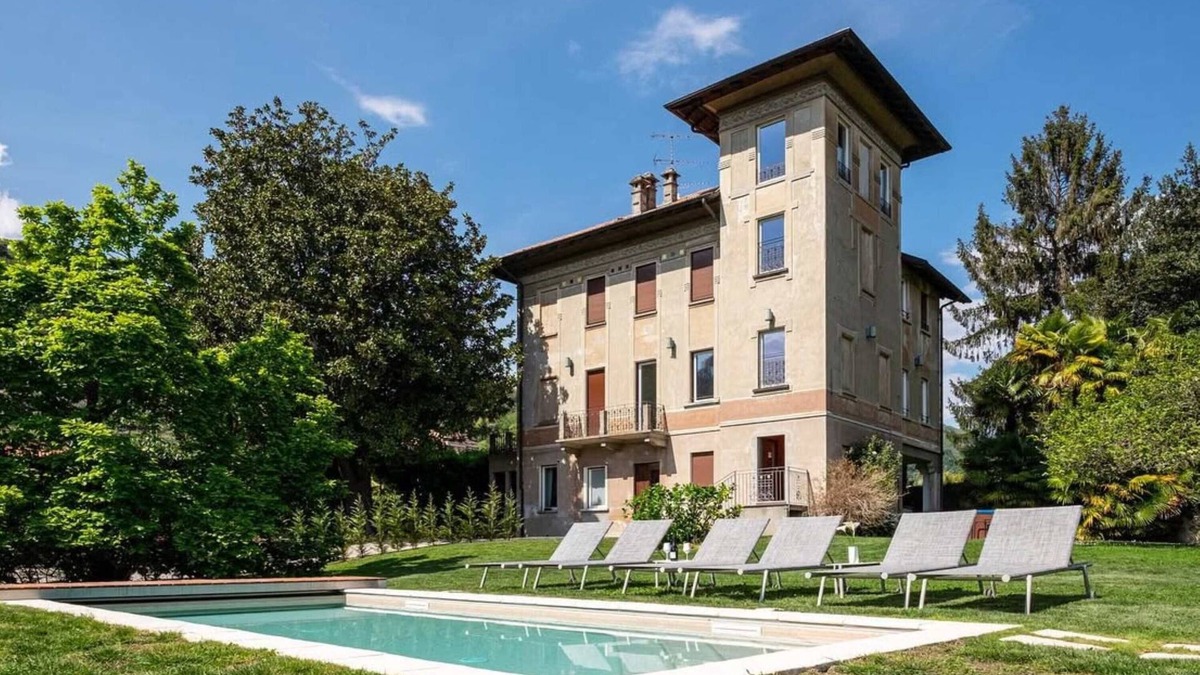 Solcio Apartment | Magnolia Apartment in Villa Jejia, Lesa, Italy