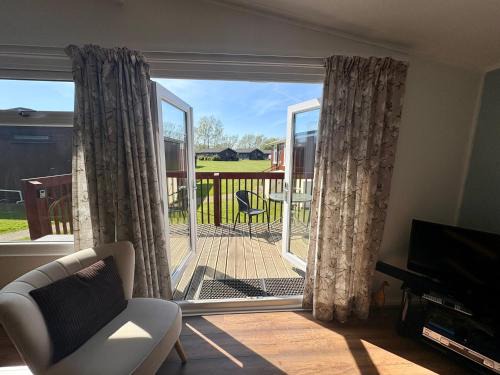 South Cerney Ski Chalet | Magnolia Cabin, Pet Friendly, Free Hoburne Passes