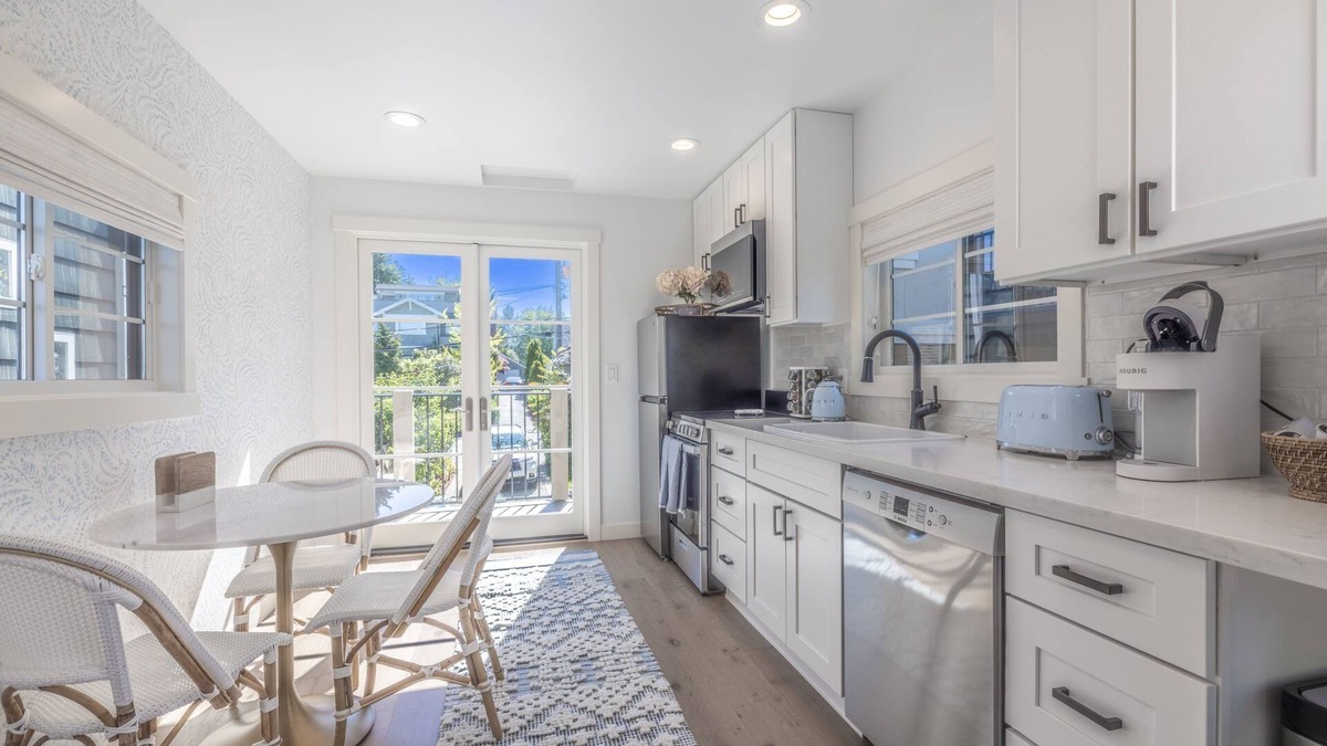 Alki Cottage | Magnolia Cottage near West Seattle's Alki Beach