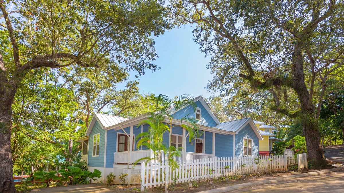 Lawson Rock House | Magnolia House in quiet area of Lawson Rock 3 minutes to the beach even closer to the pool