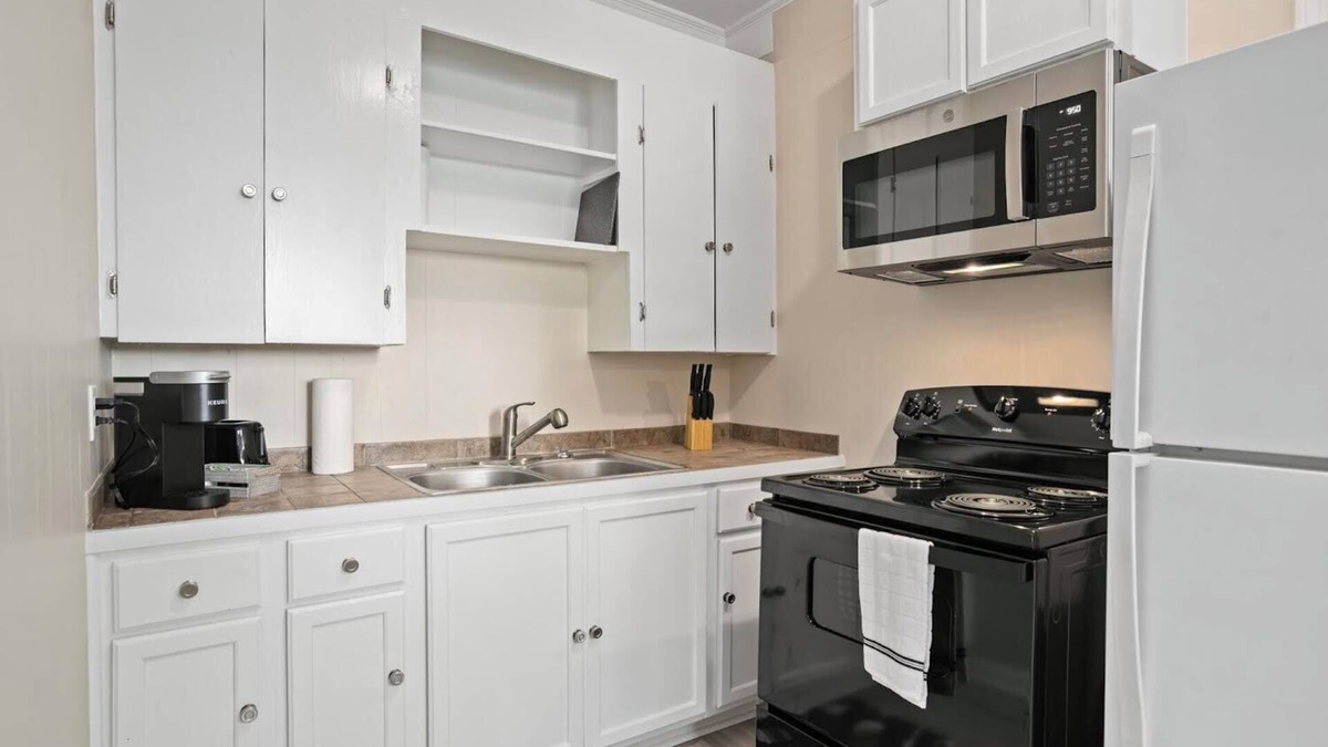 Hattiesburg House | Magnolia Hutch 1bedroom full kitchen &living space