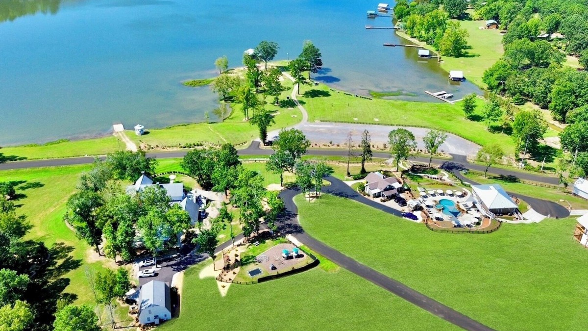 Cedar Bluff Resort | “Magnolia Overlook” Lakefront Resort Sleeps 90+! 2 Pools, Hot tubs, kayaks, etc!
