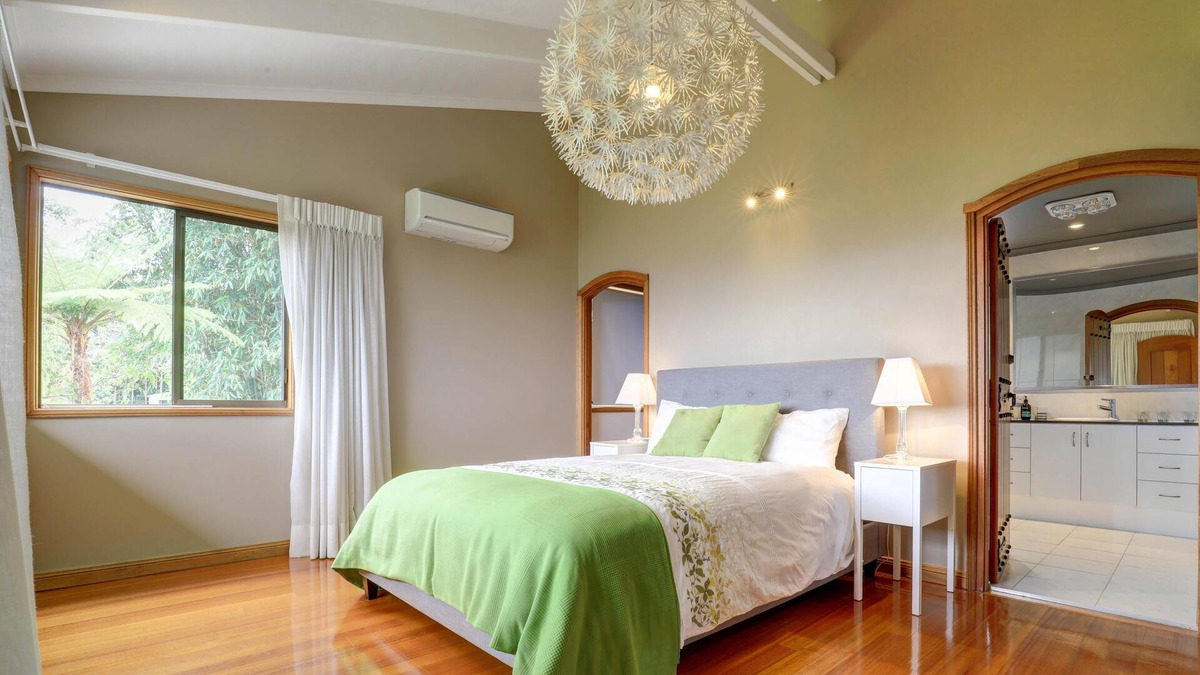 Maleny House | Magnolia - Panoramic Glass House Mountain Views