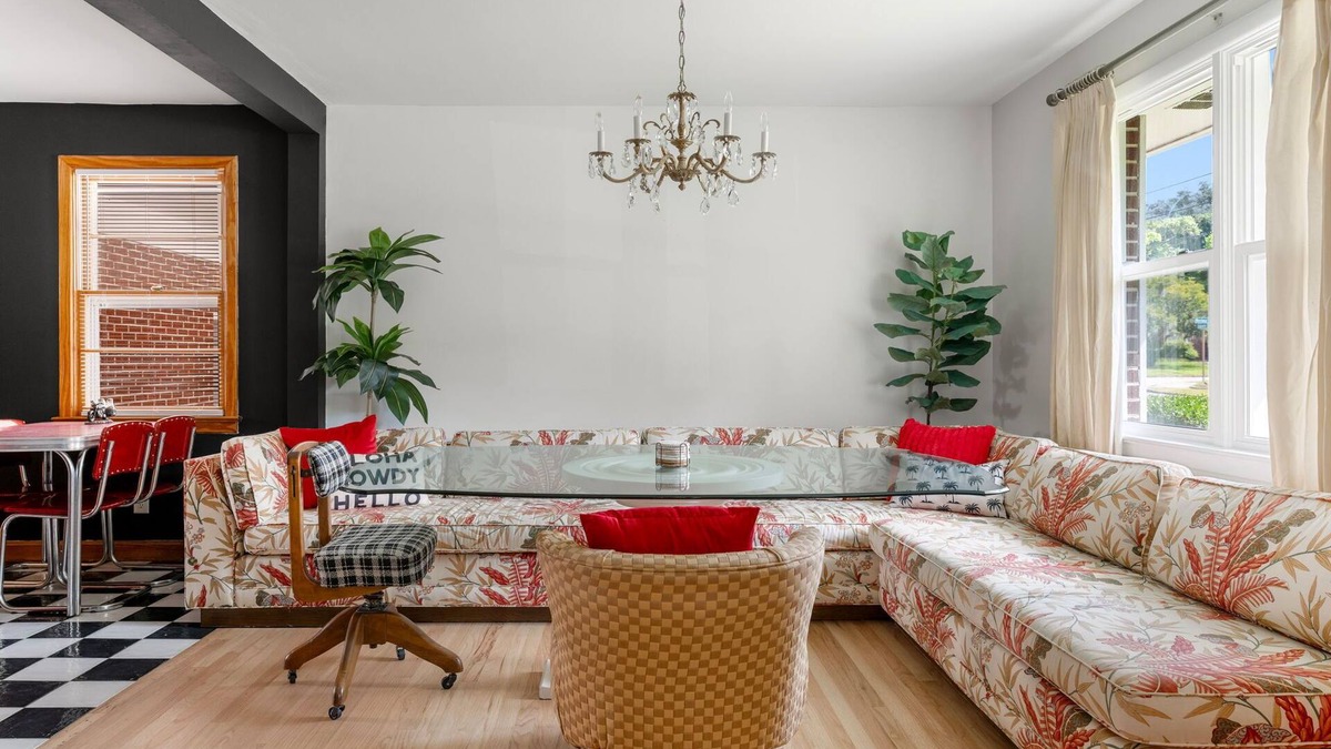 North Charleston House | Magnolia Retreat: Karaoke, Movie Nights & Backyard