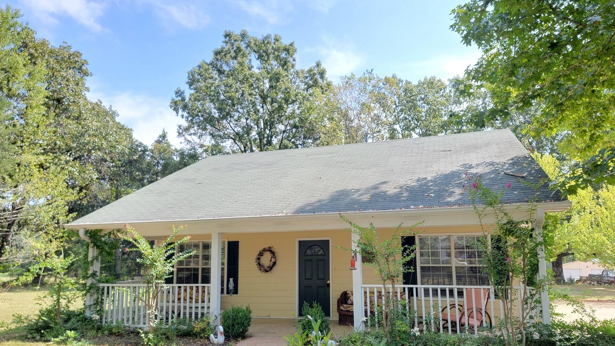 Independence Cottage | Magnolia Vacation Rental w/ Porch & Pond