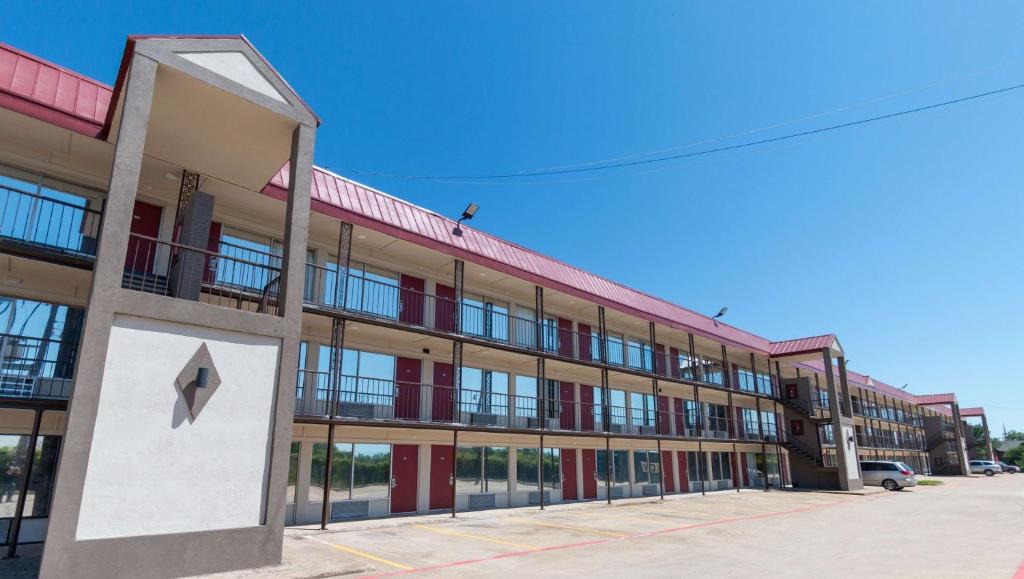 Irving Cabin | Magnuson Extended Stay and Suites Airport Hotel