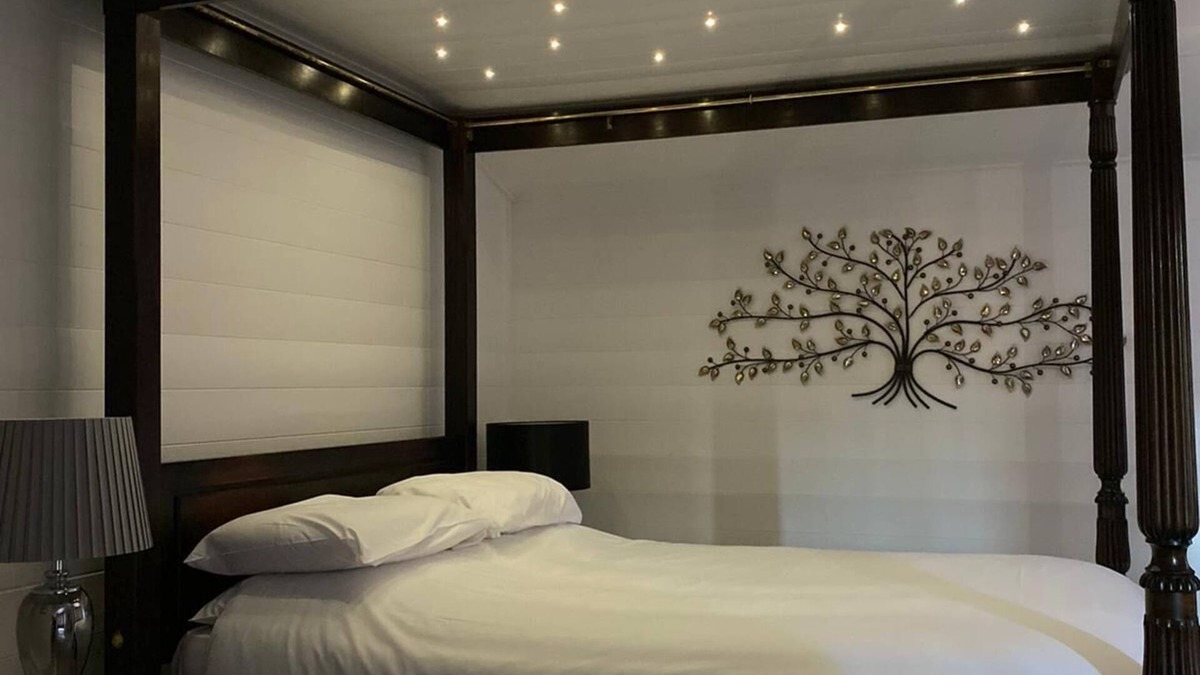 Warminster Ski Chalet | Magpie 1 Hot Tub HuntersMoon-Warminster-Bath-Wiltshire