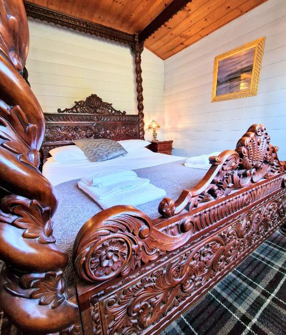 Warminster House | Magpie 2 Hot Tub HuntersMoon-Warminster-Longleat-Wiltshire