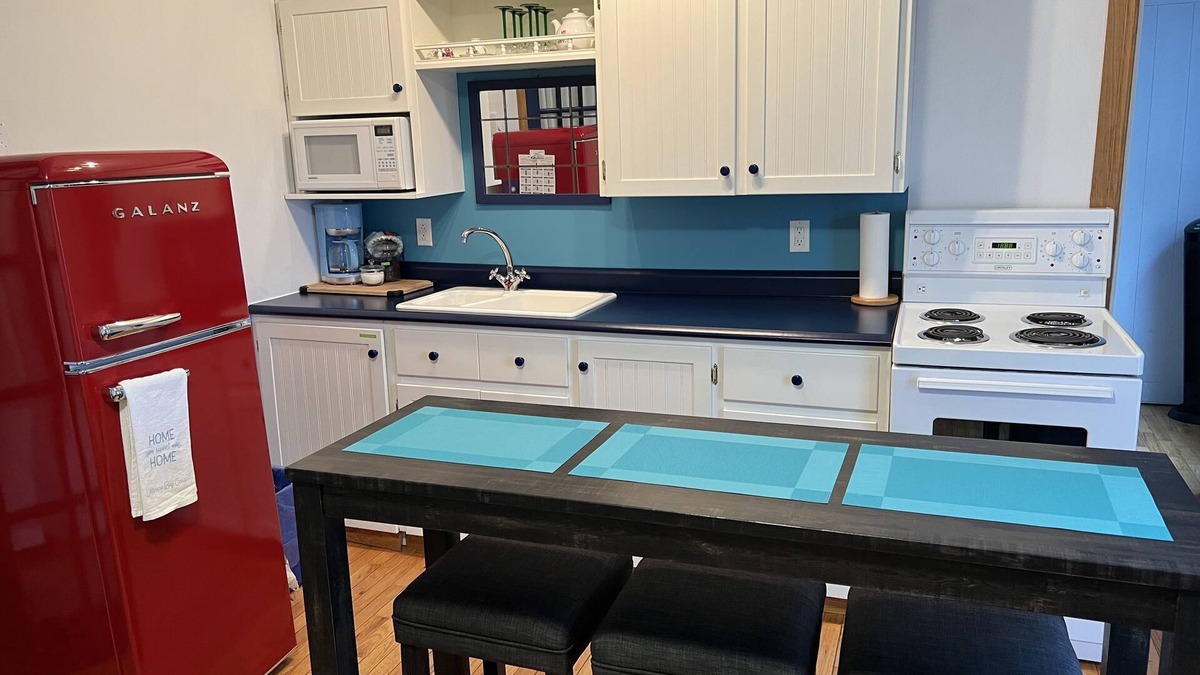 Mahone Bay Apartment | Mahone Bay NS - Town Center 2 Bedroom Apt. - Close to Oak Island