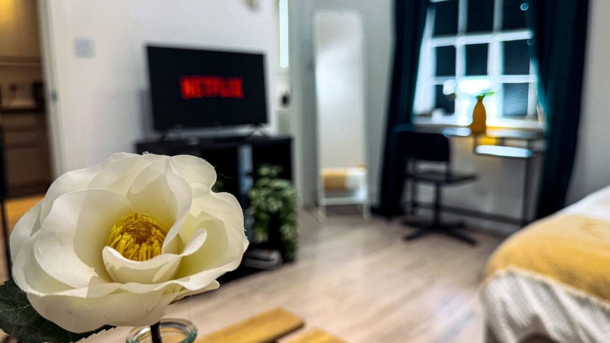 Maidstone Apartment | Maidstone-TownCenter-WiFi-2BR-Parking-CityViews