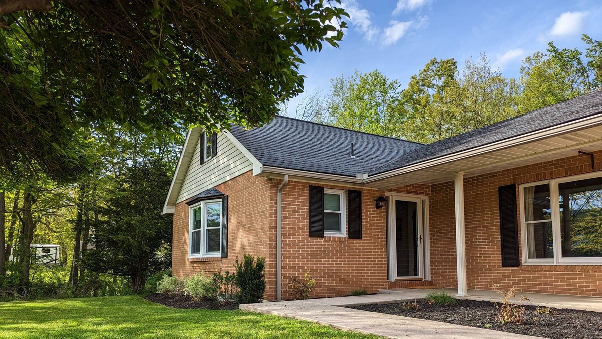 Alexandria Apartment | Main level on Riverside Dr