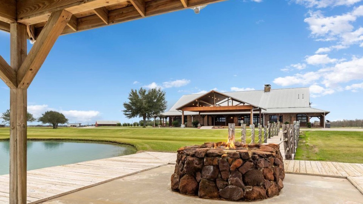 Elmaton Cabin | ★Main Lodge ★Delightfully Retreat Texas Ranch, lake, sleep 28-32★