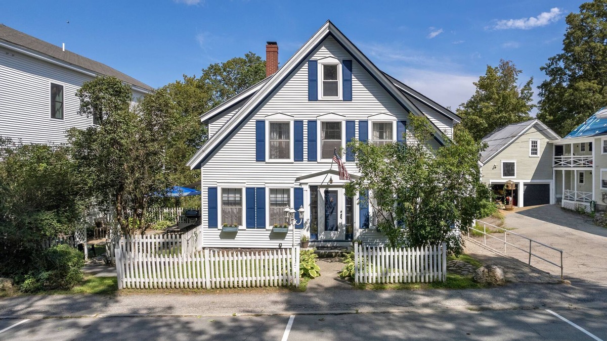 Meredith House | Main St Location | Pets, Fenced Side Yard | Walk to Church Landing, Lake Winnipesaukee and Shops in minutes | BankNH Pavilion