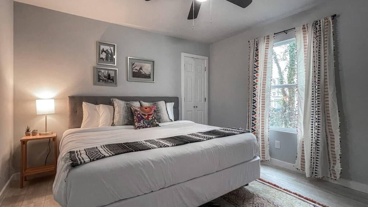 Northwest Los Angeles Heights House | MainHouse-Mins to Downtown! Serene at Santa Monica