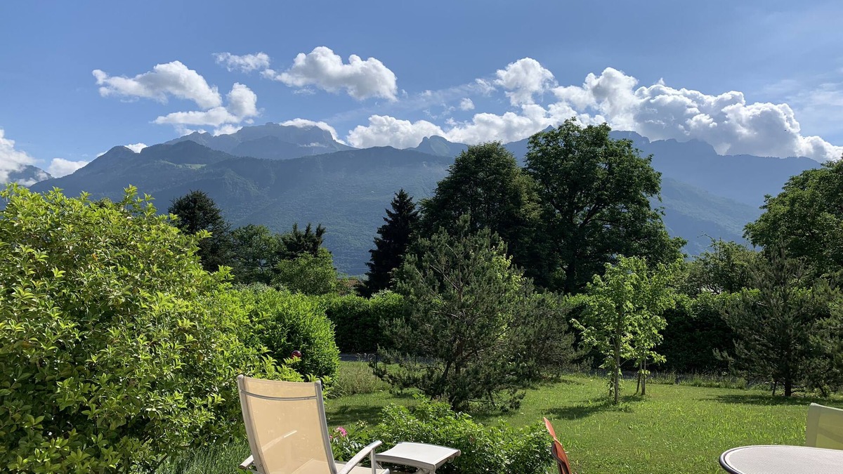 Lathuile House | Maison 120 m2 Avec Terrasse et Jardin Arboré sur les Hauteurs du lac Dannecy