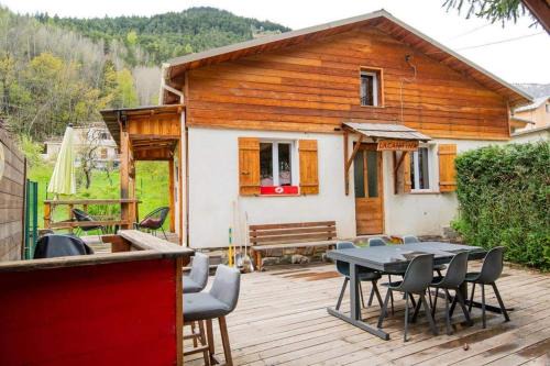 Saint-Etienne-de-Tinee Ski Chalet | Maison au cœur du village de saint Étienne de tinée