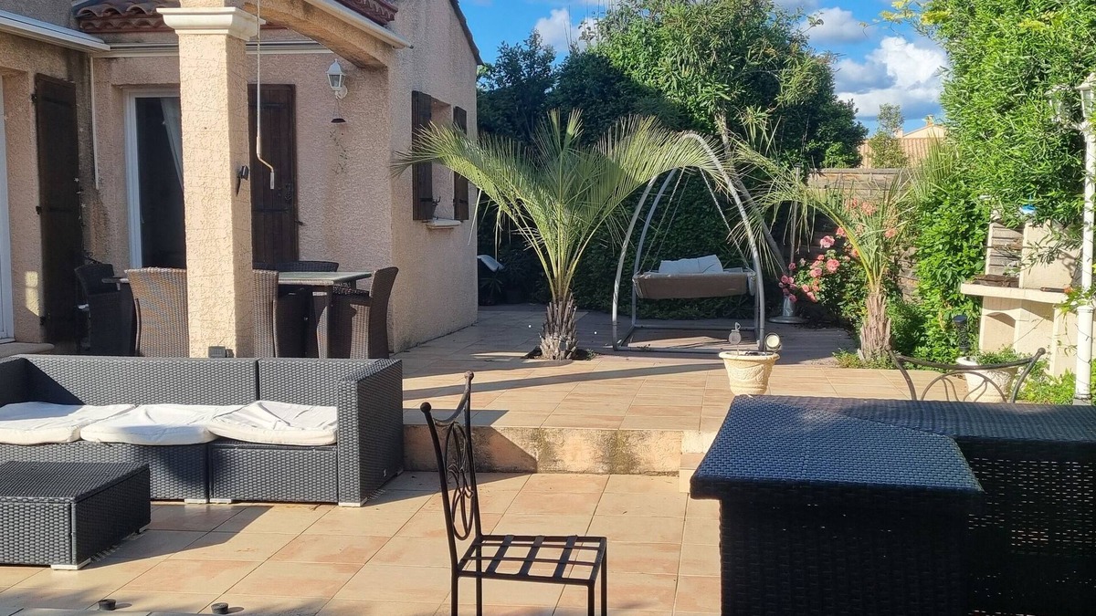 Meze House | Maison Avec Terrain et Piscine à 10 Minutes à Pieds de la Plage et Centre Ville