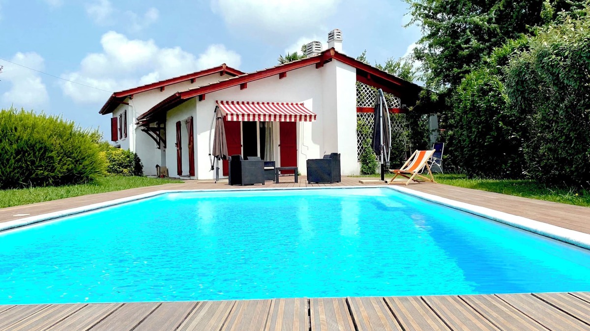 Bassussarry House | Maison Basque Familiale et Piscine Chauffée 9pers