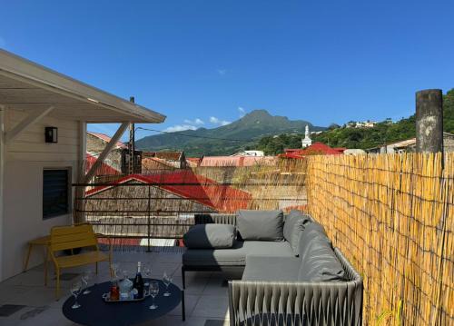 Saint-Pierre House | Maison Bernabet - Rooftop avec vue sur la Montagne Pelée
