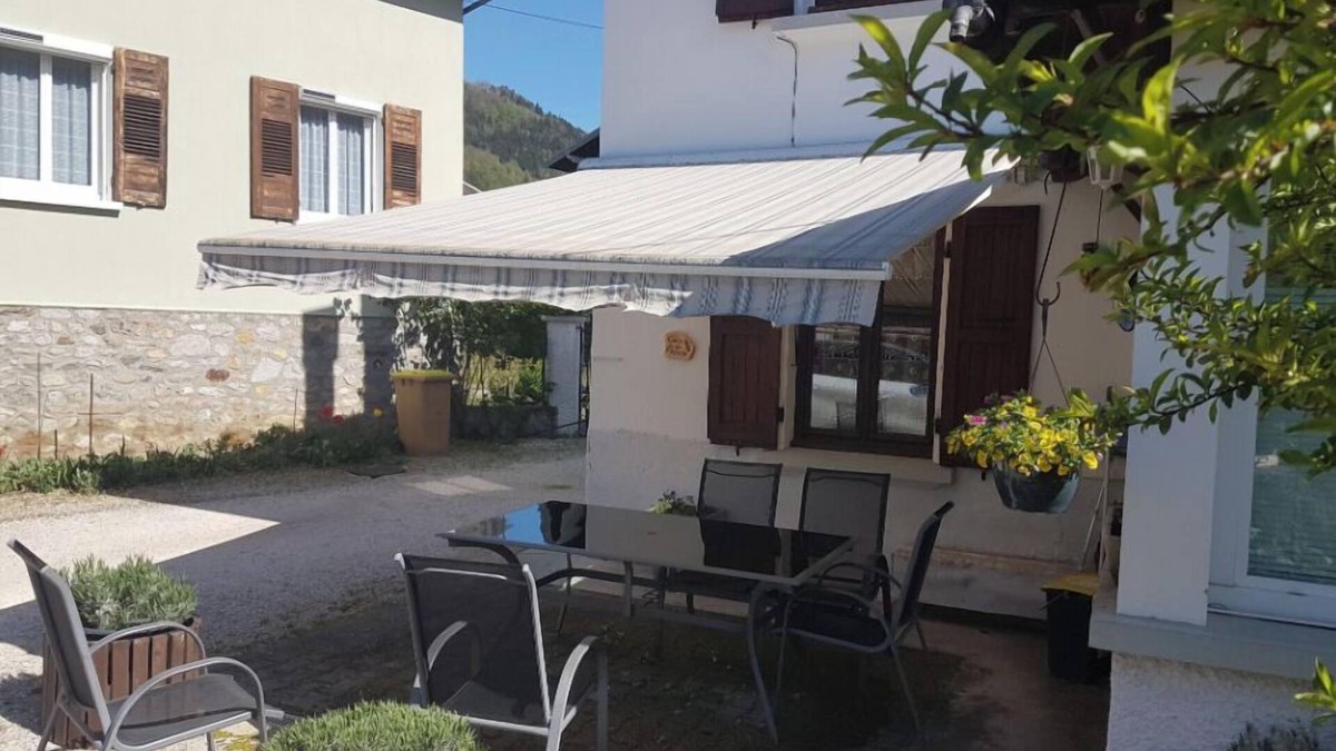 Crets en Belledonne Villa | Maison, Calme a la Montagne, Cour Fleurie, au Creux du Massif Belledonne
