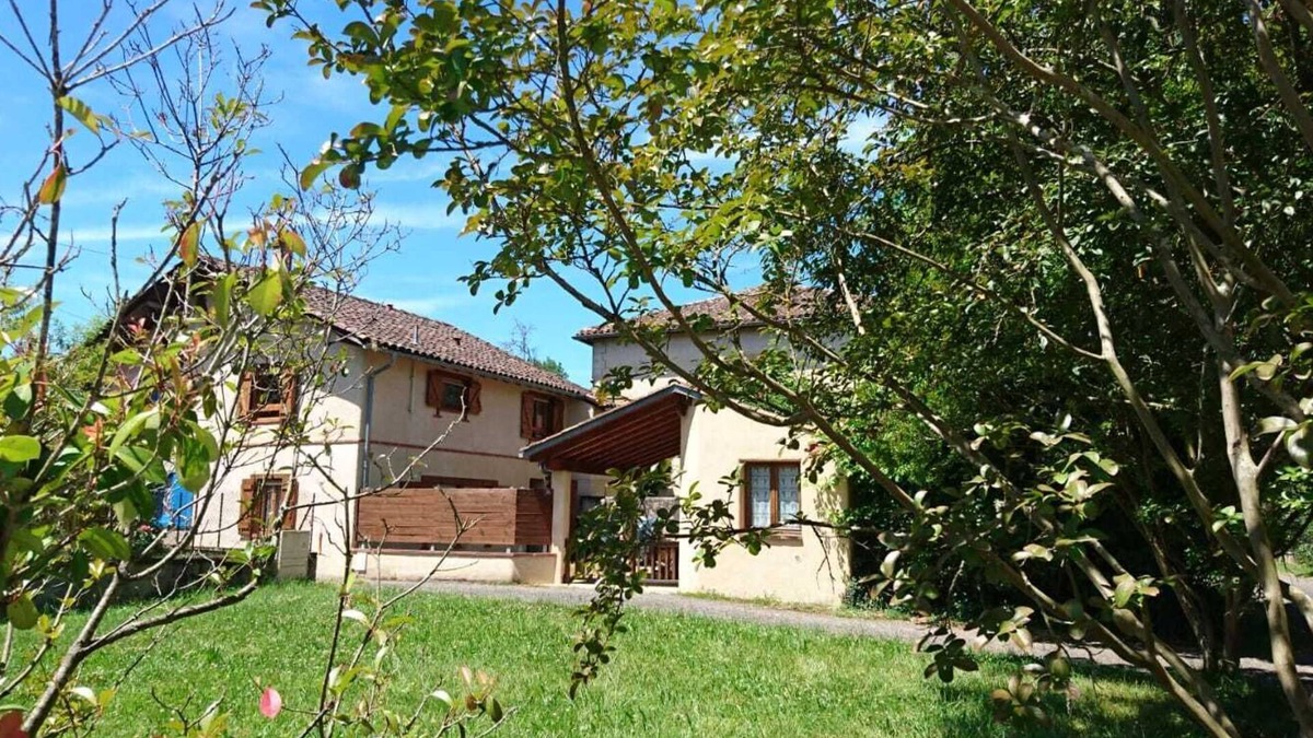 Saint-Laurent House | Maison colorée et chaleureuse avec terrasse et jardin.