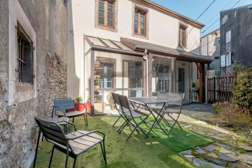 Bagneres-de-Bigorre House | Maison Cosy - Coeur de Village - Cour Privative