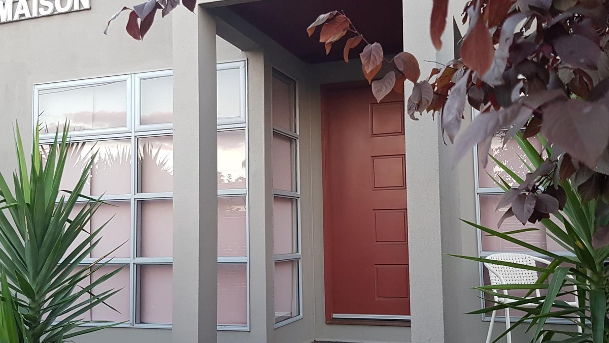 Broken Hill House | Maison de Chocolate MODERN Accommodation