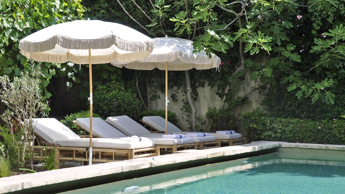 Maillane House | Maison de Manon, in the heart of Maillane, 5 bedrooms, 5 bathrooms, heated swimming pool
