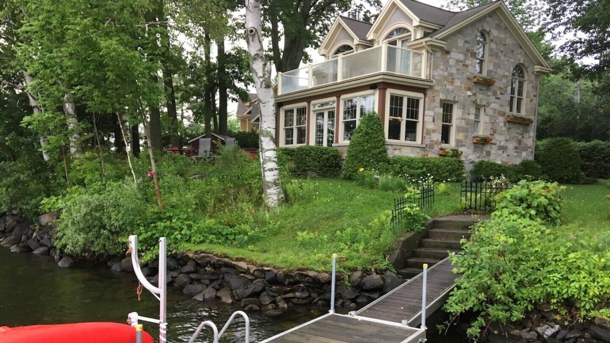 Lac-Brome House | Maison de prestige avec 150 pieds de façade sur le bord du Lac Brome. Brome lake house
