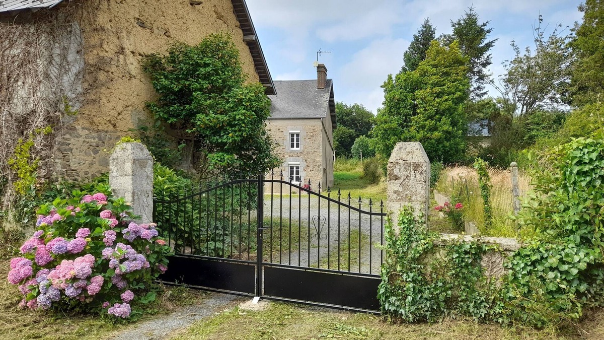 Montpinchon House | Maison en Pierre Entre Terre et mer