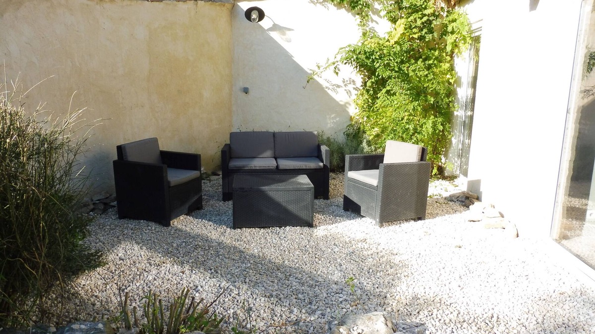 Entraigues-sur-la-Sorgue Apartment | Maisonette, air-conditioned with parking and patio