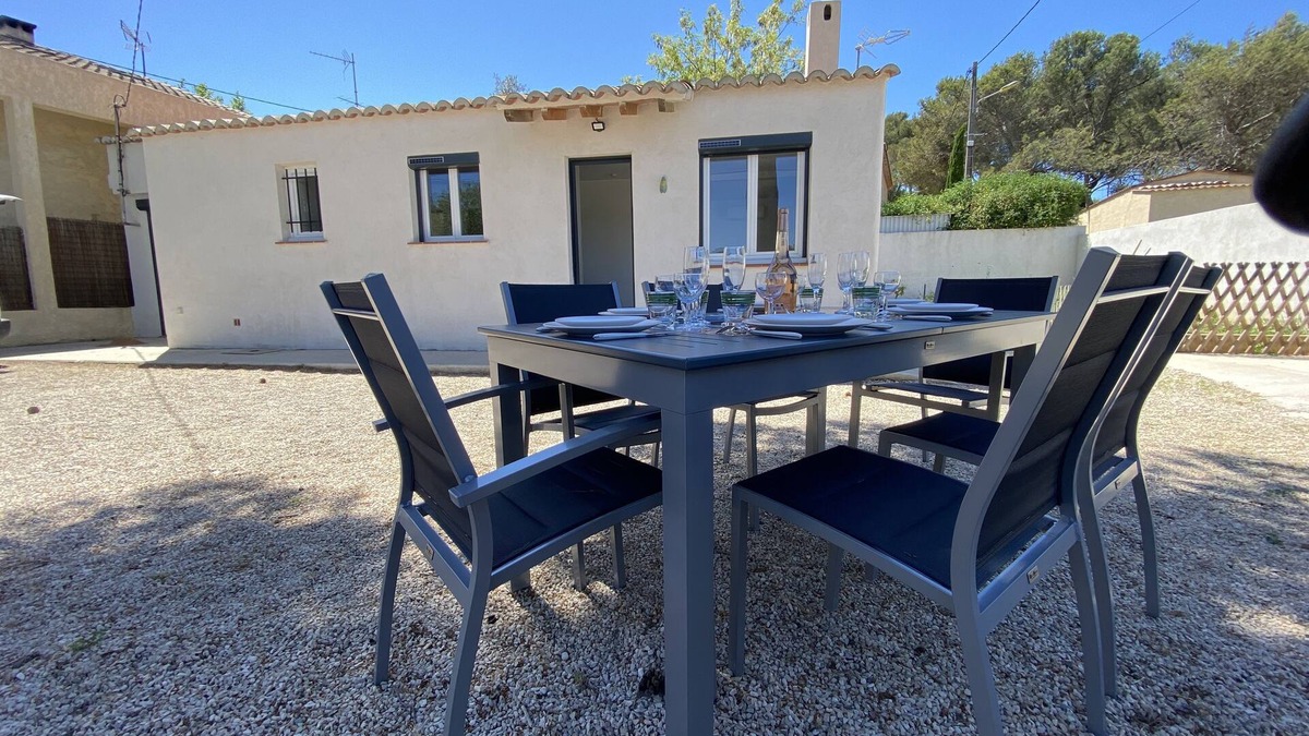 Saint-Mitre-les-Remparts House | Maison de L'etang de Berre, Douceur de Vivre en Provence