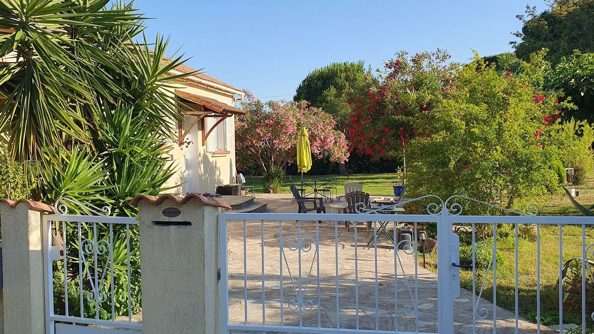 San-Giuliano Villa | Maison Individuelle, Proche Plage, sur Grand Terrain Arboré