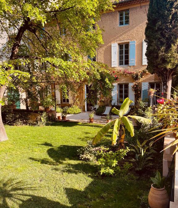 Orange Bed & Breakfast | Maison Jacotte orange