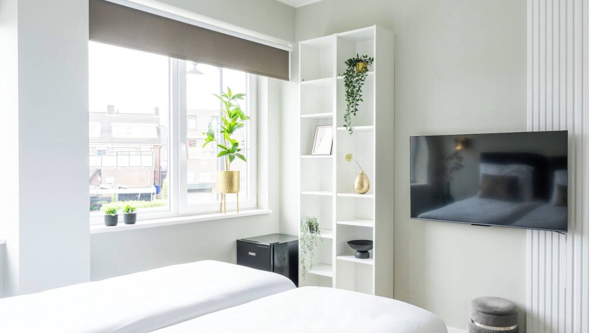 Raamsdonksveer Apartment | Maison Lux Room with En suite Bathroom