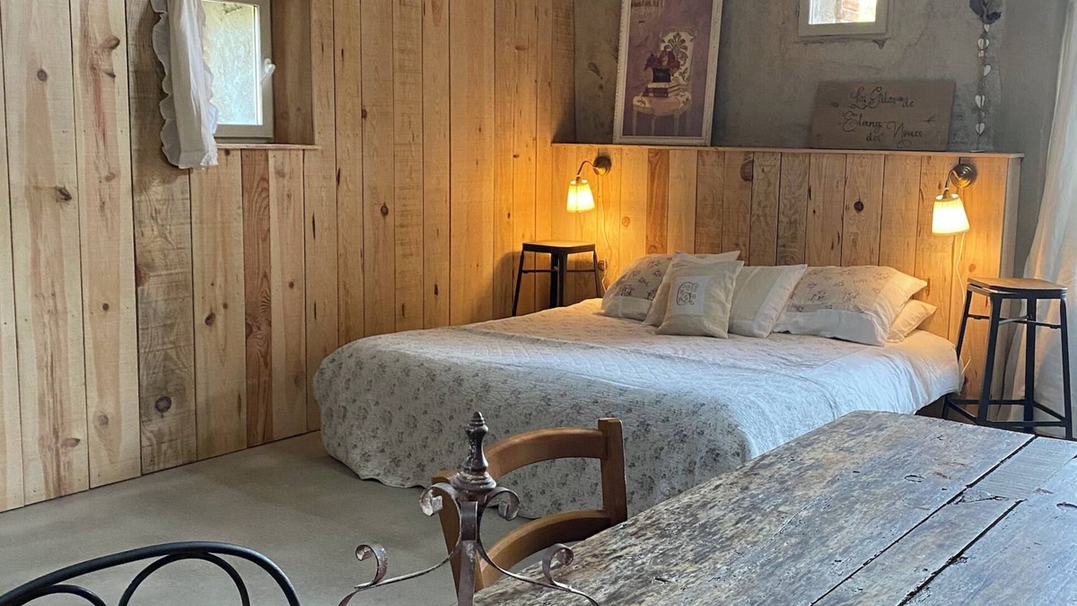 Cholet Apartment | Maisonnette dans la Grange, swimming pool, countryside, horses, forest and lake, Puy du Fou