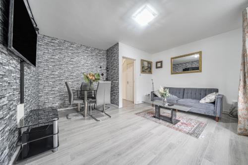 Greenwich West Apartment | Maitland Luxury 2 Bedroom Greenwich Apartment With Good Living Space Sleeps 5 Guest- 1 minute from Greenwich DLR Station