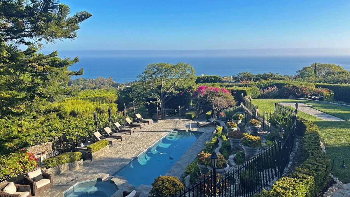Central Malibu House | Majestic 5 bedroom estate with pool and spa overlooking Paradise Cove in Malibu!
