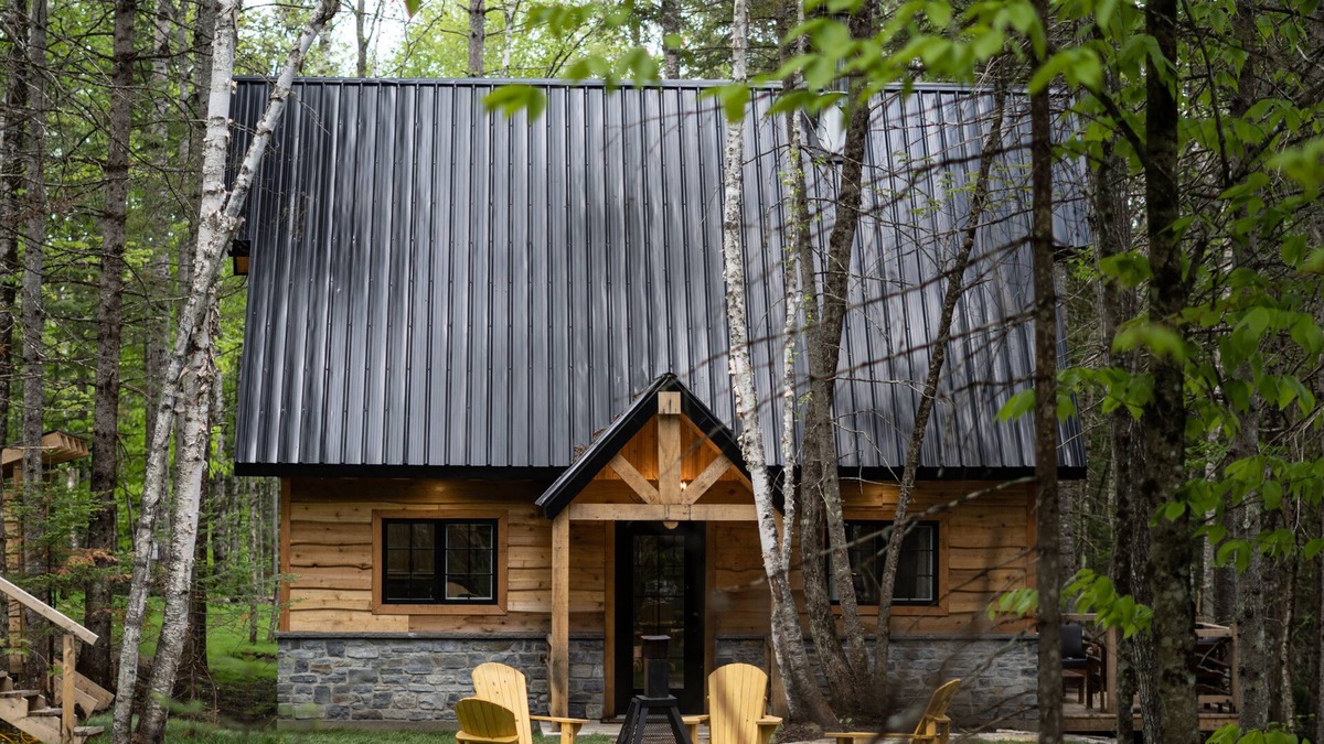 Mauricie Ski Chalet | Majestic chalet with spa at the water's edge.