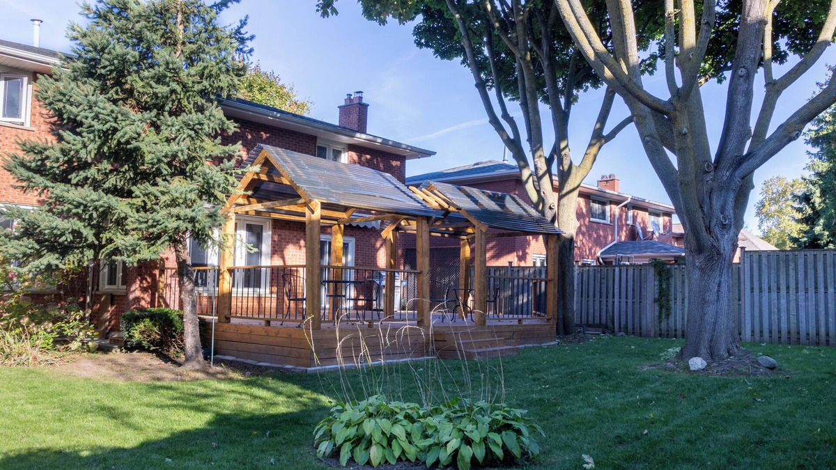 Mississauga House | Majestic Mansion with Bar & Entertainment Space