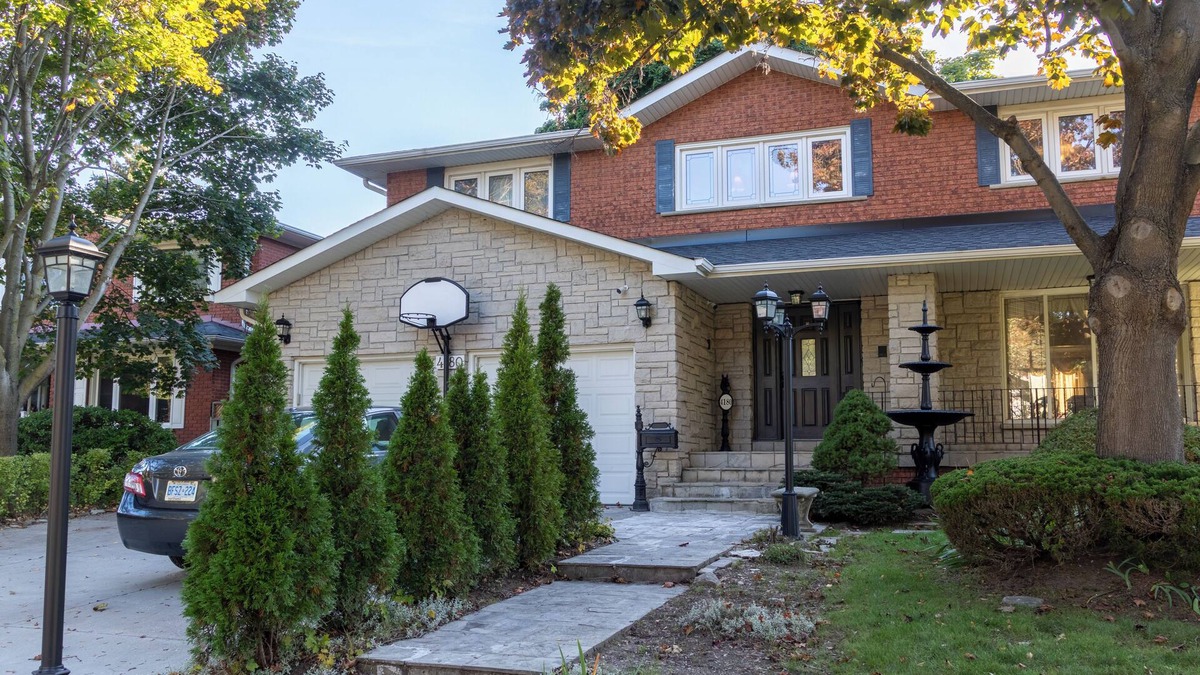 Mississauga House | Majestic Mansion with Bar and Entertainment Space
