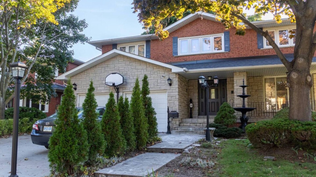 Mississauga House | Majestic Mansion with Bar & Entertainment Space