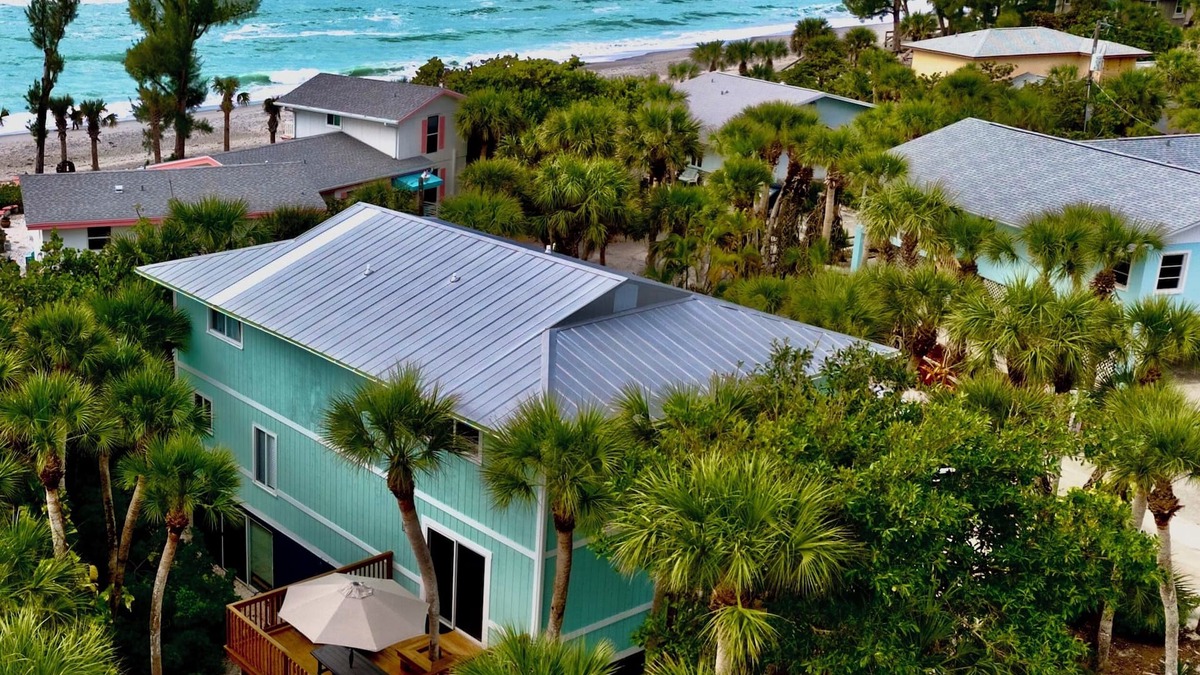Englewood House | Majestic Summer Sunsets just 50 steps to uncrowded beach & 2 King beds