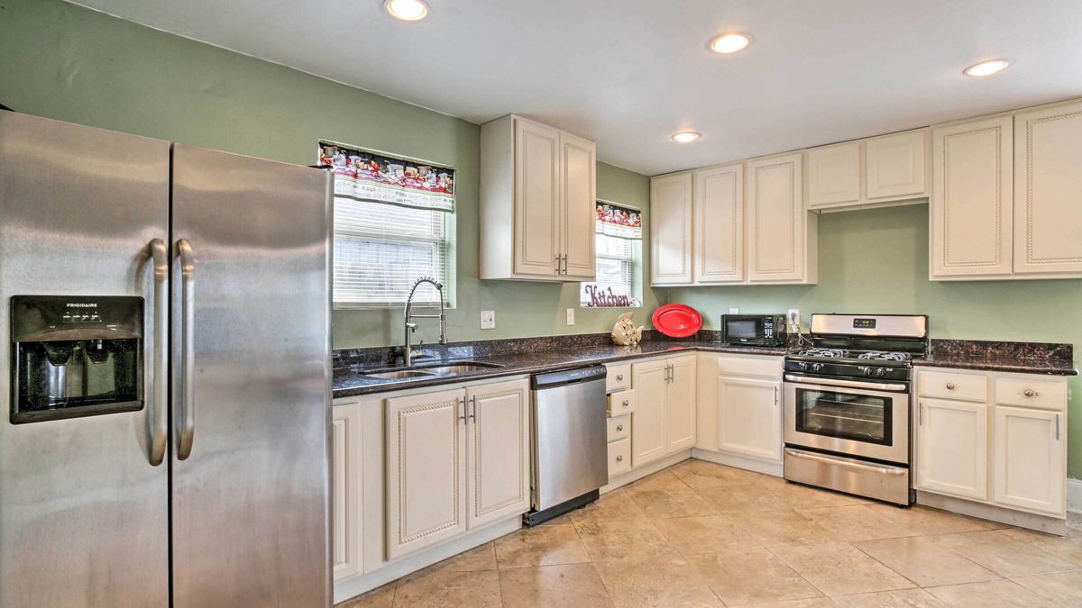 Read Boulevard East House | 'Major Manor' New Orleans Home w/Pool & Game Room