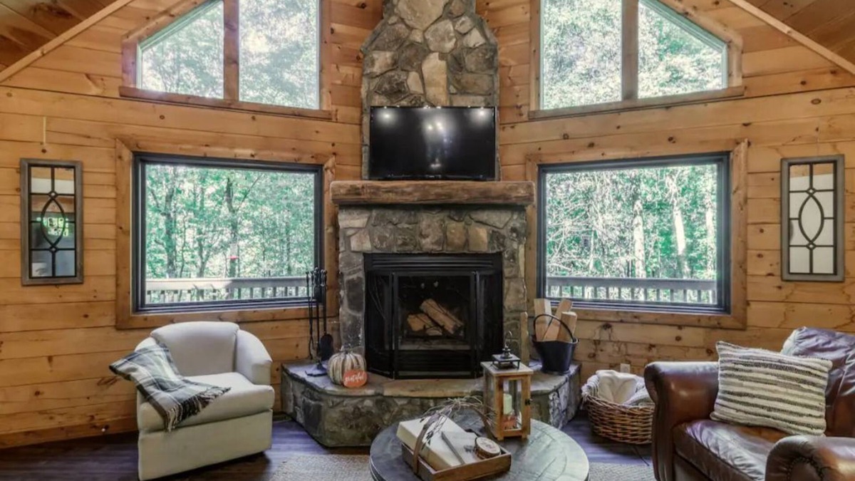 Sapphire Cabin | 'Make Your Mark' Cozy Sapphire Cabin with Hot Tub