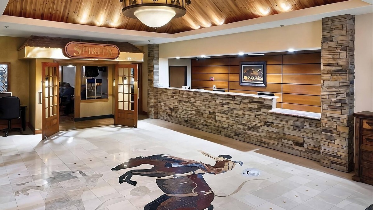 Casper House | Make Your Trip More Enjoyable! Near Dakota Zoo, Raging Rivers Waterpark