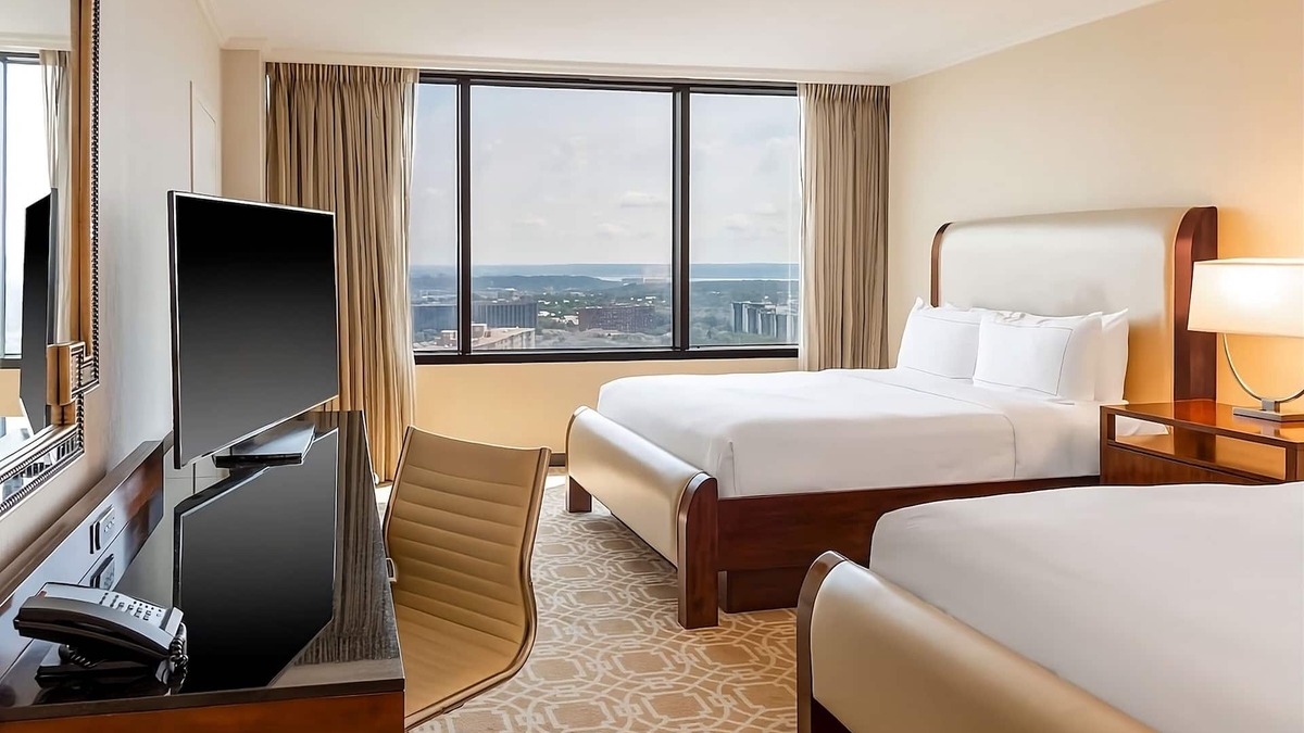 Alexandria West Hotel | Make Your Trip More Enjoyable! 2 Relaxing Units, Pool, Parking, Pets Allowed!