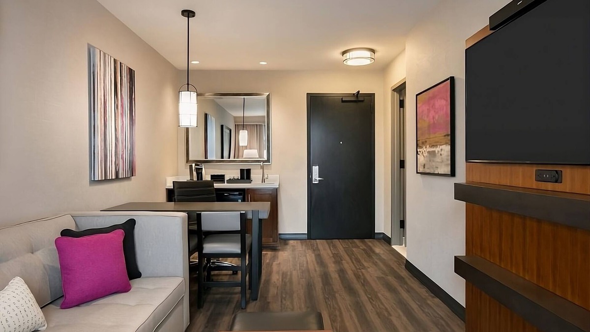 Berkeley Heights Hotel | Make Your Trip More Enjoyable! Pool, Parking, Pets Allowed, Free Breakfast!